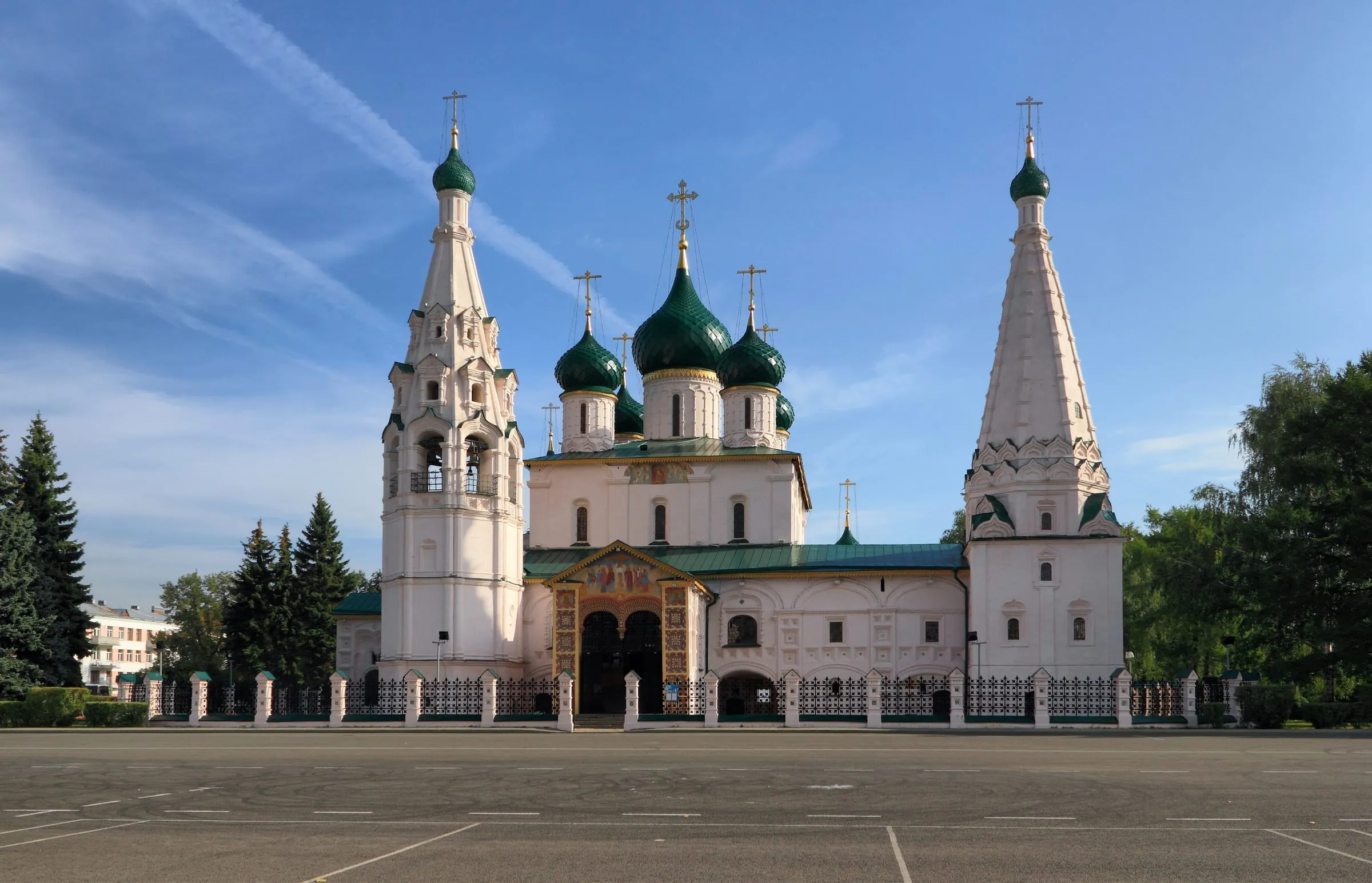 Церковь Ильи Пророка в Ярославле с зелёными куполами и двумя шатрами