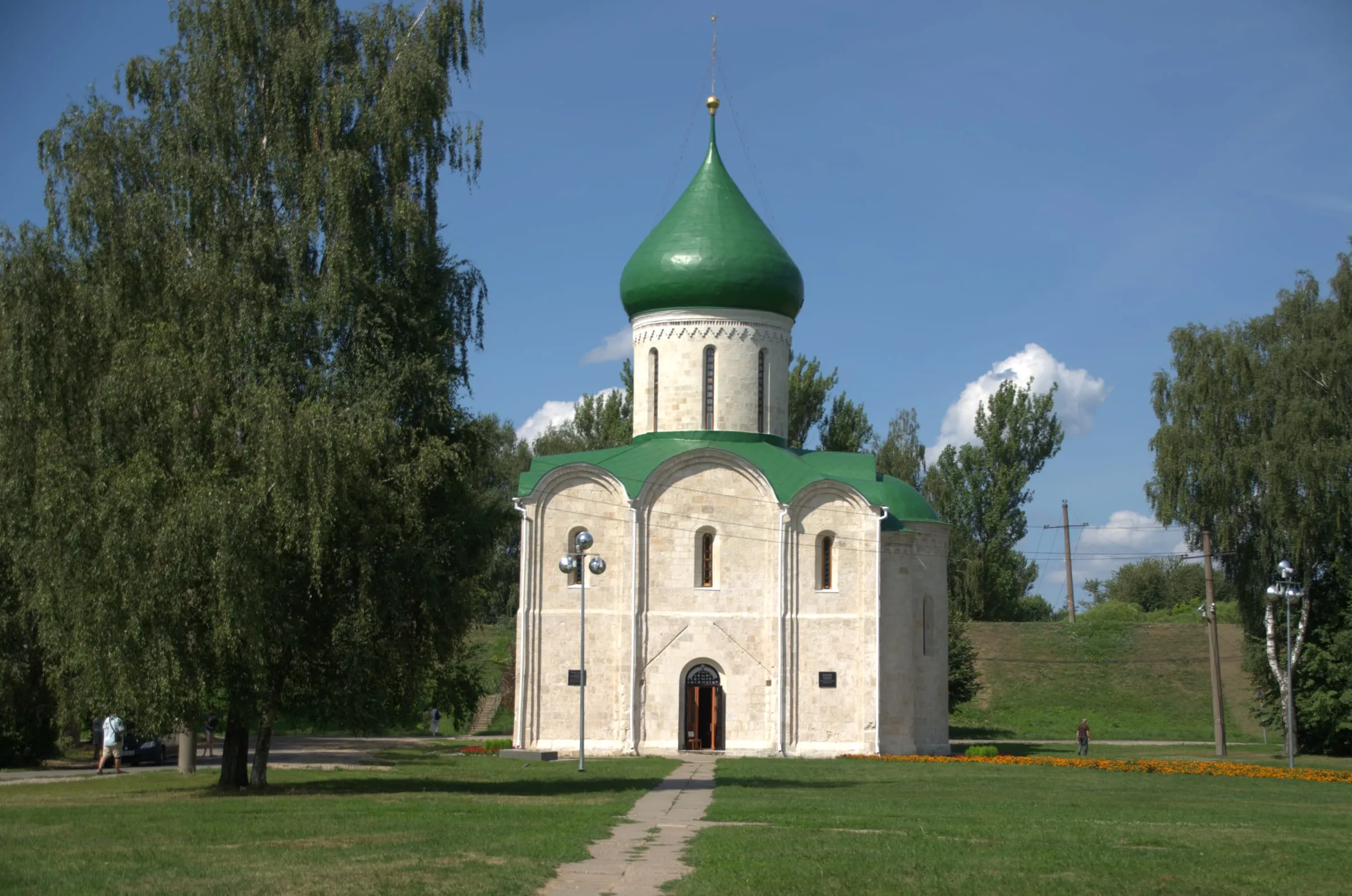 Белый Спасо-Преображенский собор 1152 года с зелёным куполом на Красной площади в Переславле-Залесском
