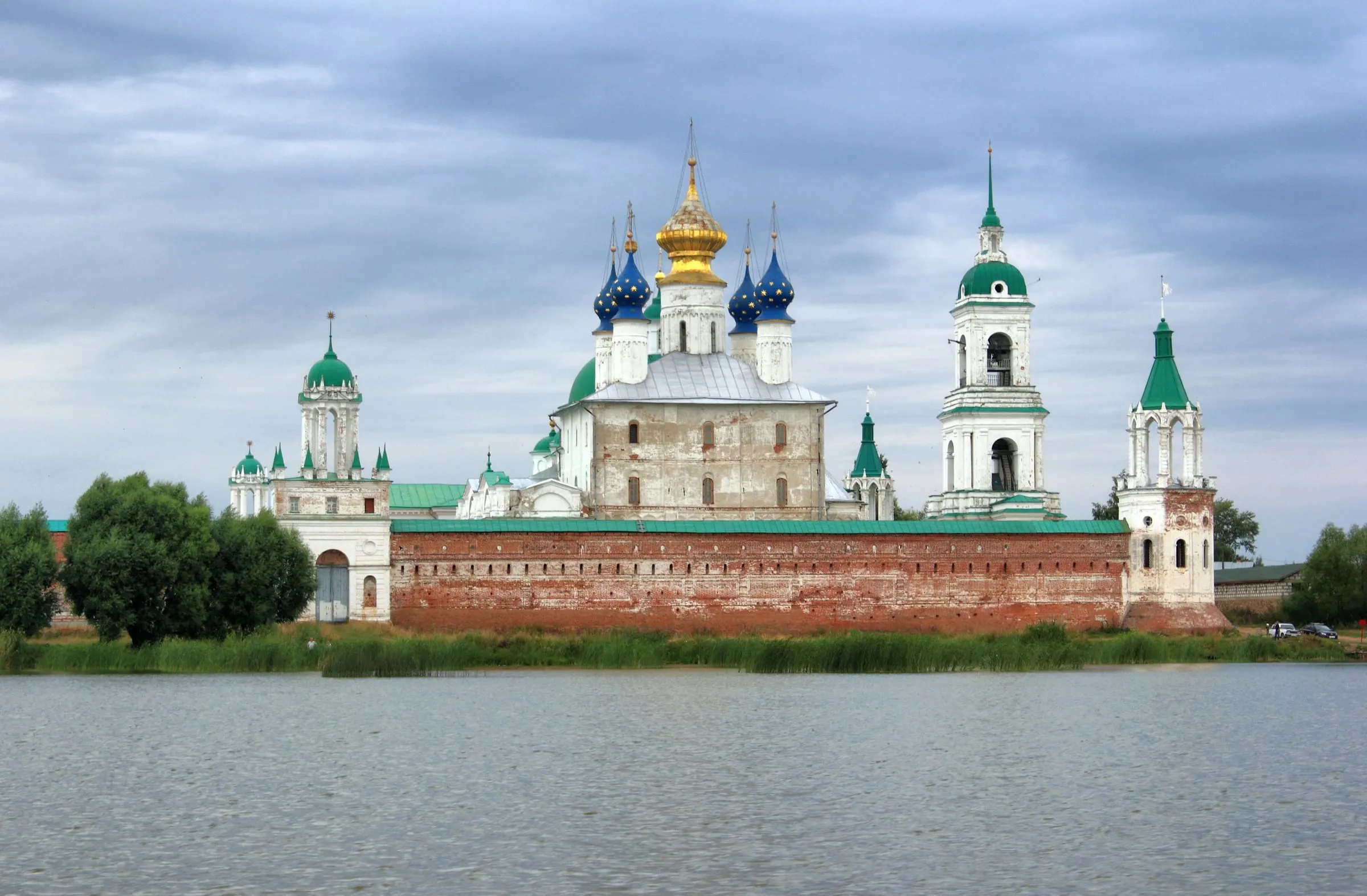 Спасо-Яковлевский монастырь на берегу озера Неро под Ростовом Великим