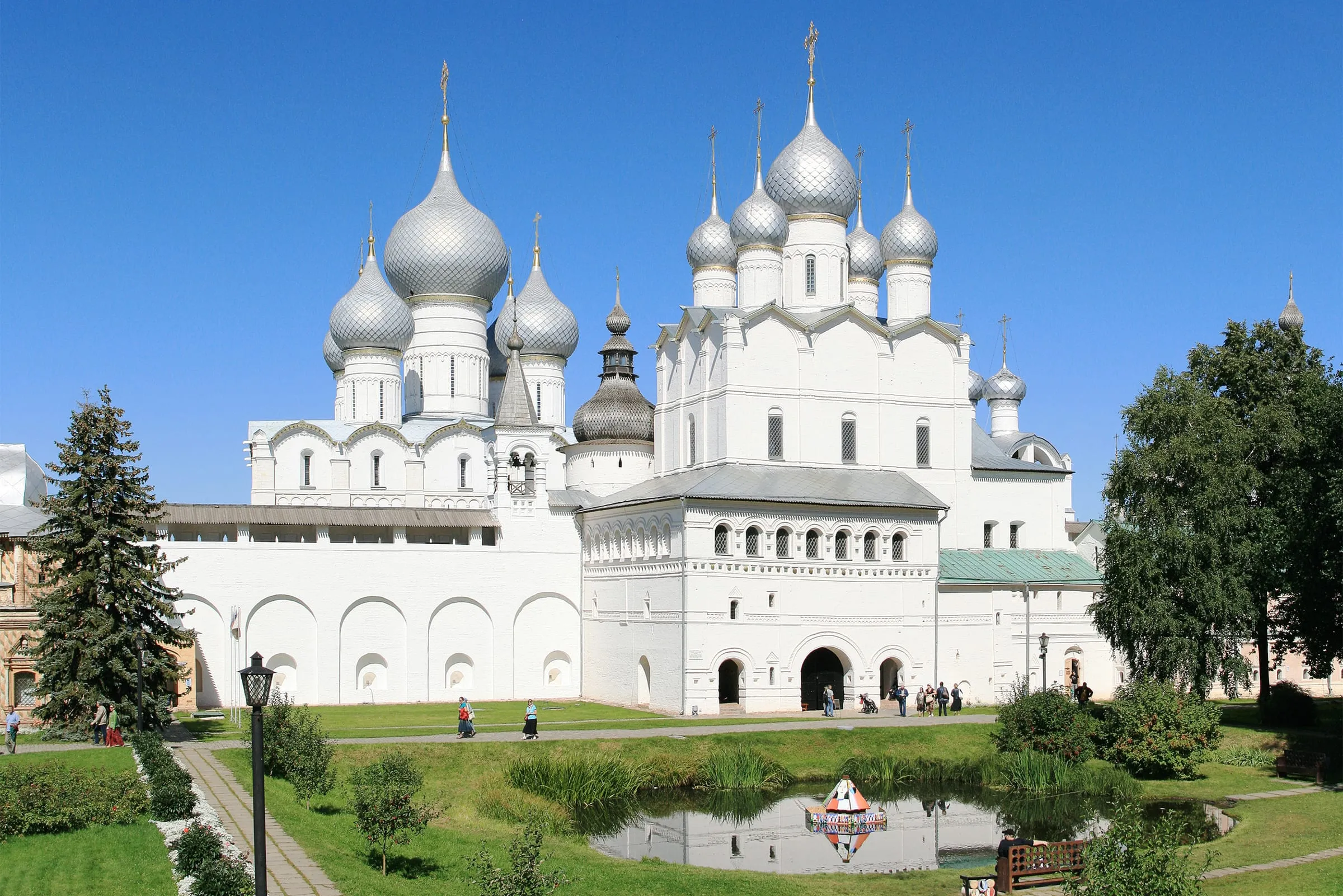 Ростовский кремль с надвратной Воскресенской церковью, за ней Успенский собор
