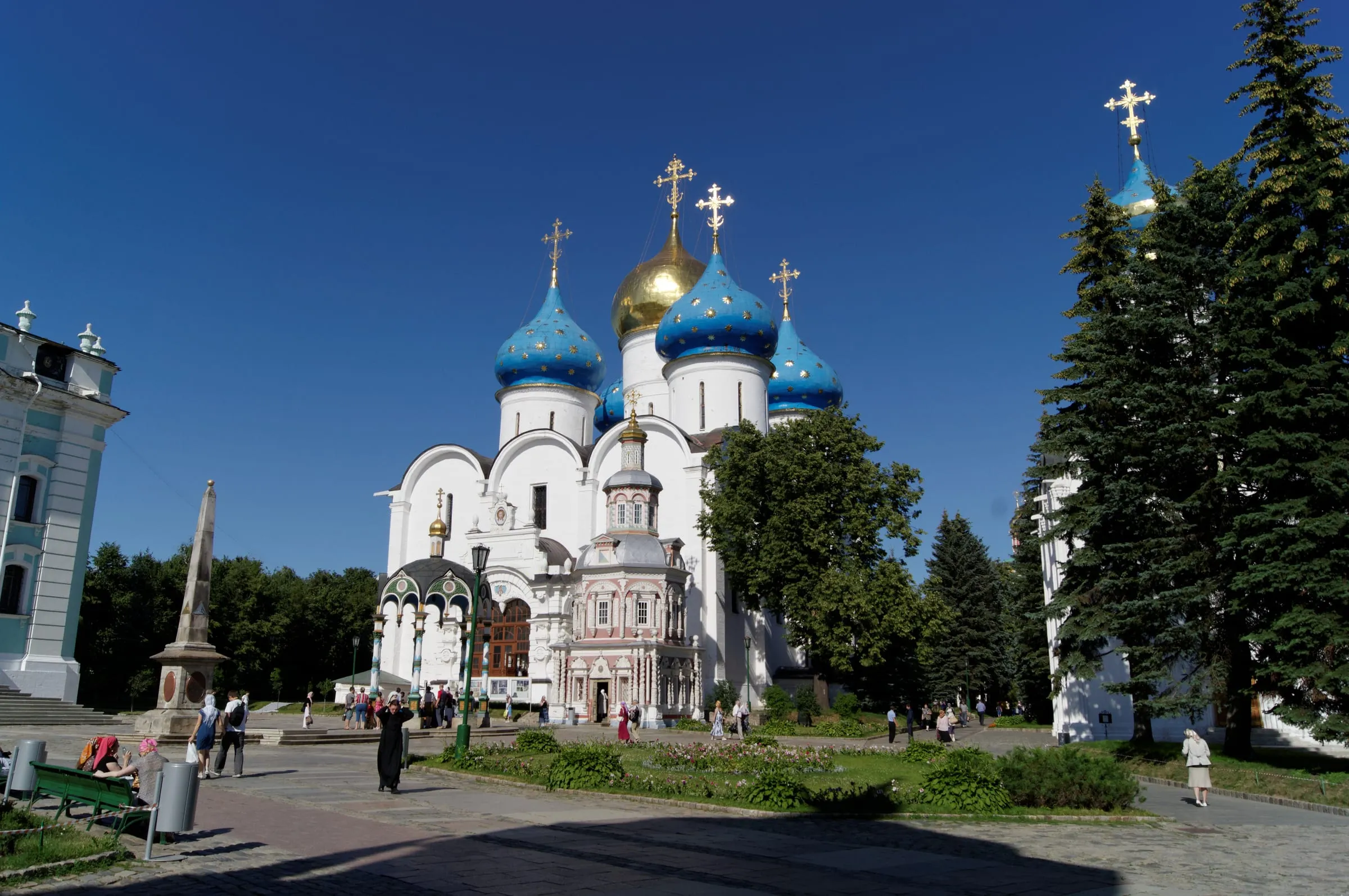 Успенский собор лавры с синими звёздными куполами