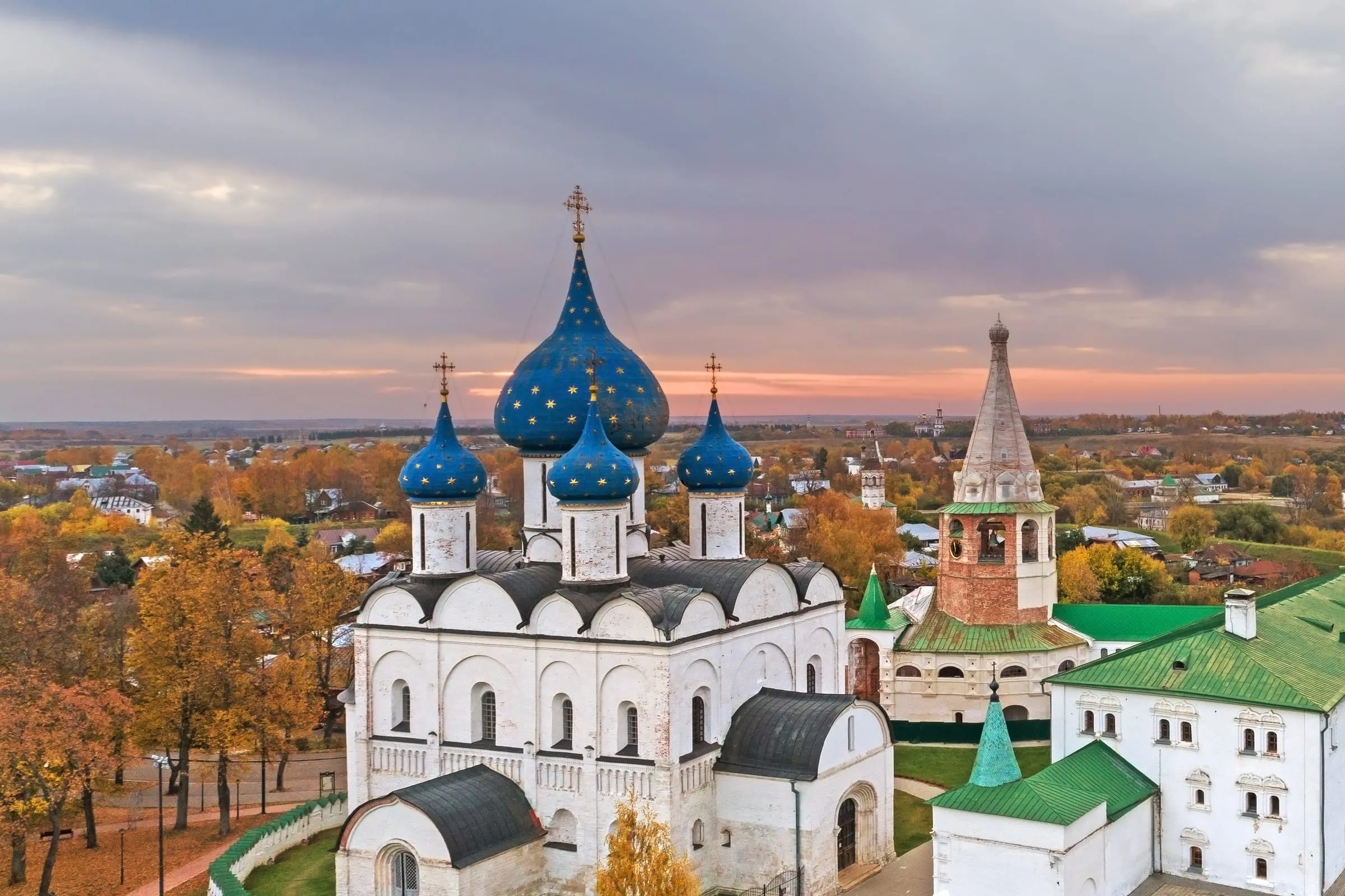 Вид на Суздальский кремль с синими звёздными куполами Рождественского собора в вечернем свете