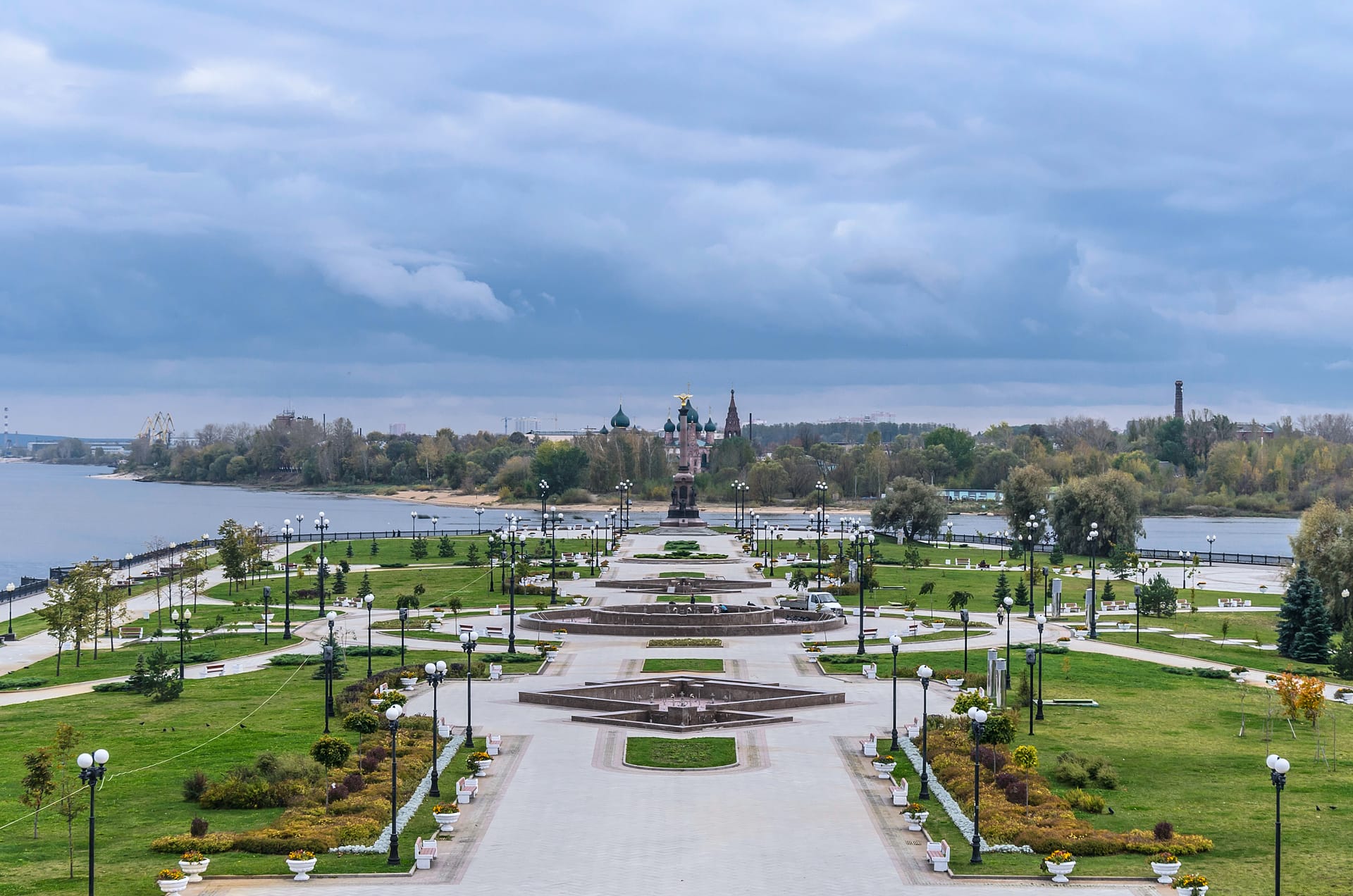 Die goldenen Kuppeln der Uspenski-Kathedrale über dem Strelka-Park in Jaroslawl